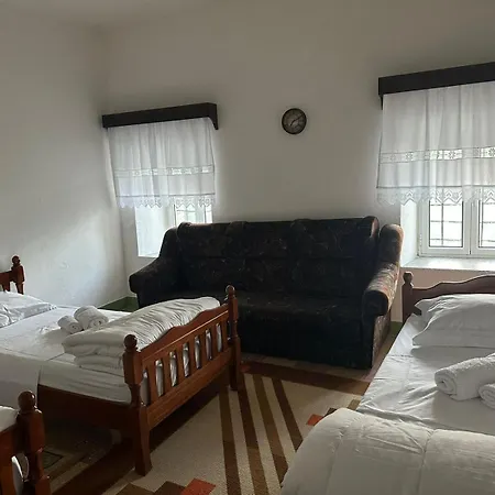Apartment Traditional House Shapllo