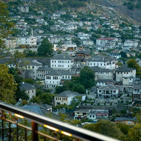 Traditional House Shapllo Lägenhet Gjirokastër