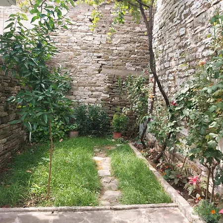 Traditional House & Shapllo شقة *