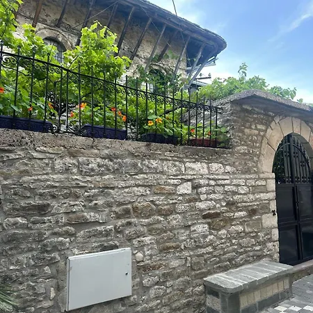 Traditional House Shapllo 아파트