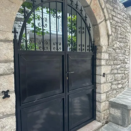 Traditional House & Shapllo شقة
