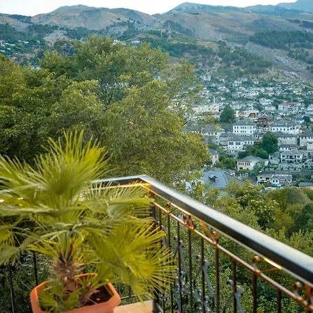 Traditional House & Shapllo شقة