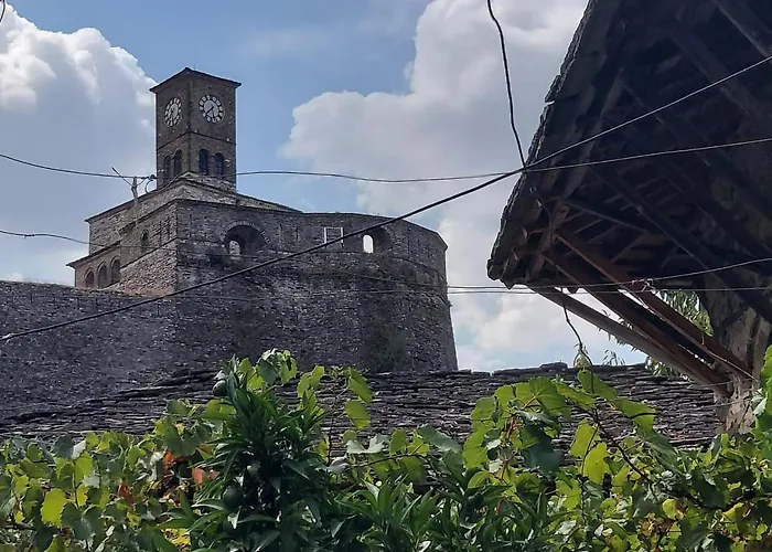 Traditional House & Shapllo 公寓