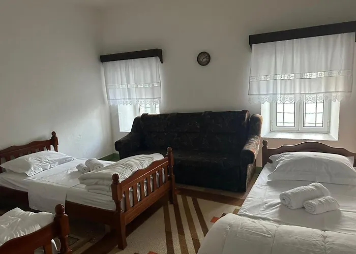 公寓 Traditional House & Shapllo