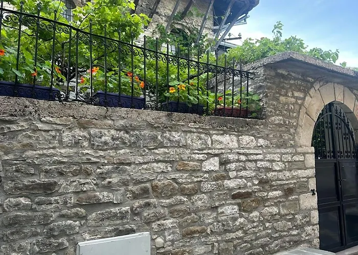 Traditional House & Shapllo 公寓