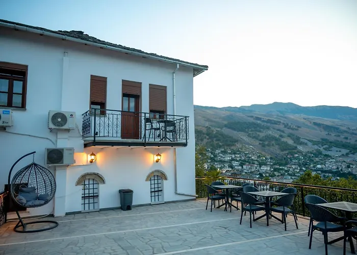 Traditional House & Shapllo 公寓 Gjirokastër
