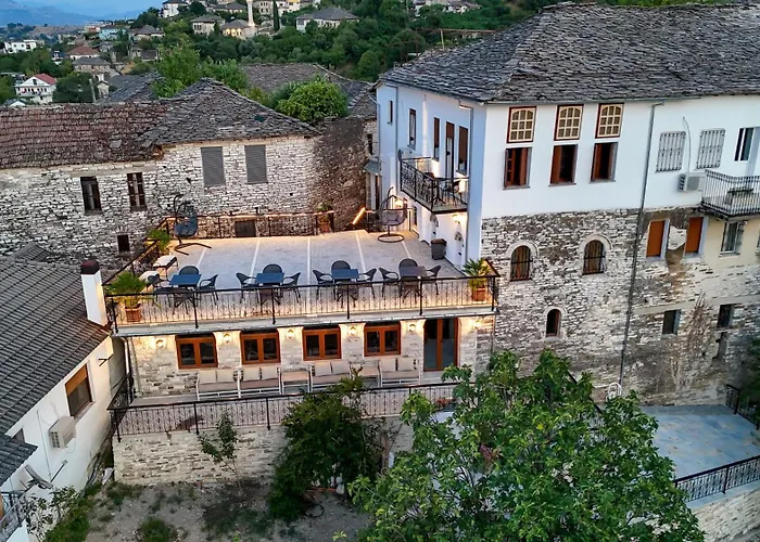 Traditional House & Shapllo 公寓 Gjirokastër