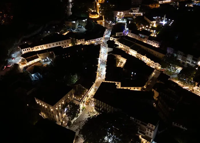 Traditional House & Shapllo 公寓