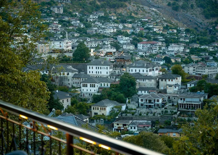 Traditional House & Shapllo 公寓 Gjirokastër